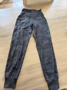 Woman’s Lululemon Camo Jogger Pants - Black Camo